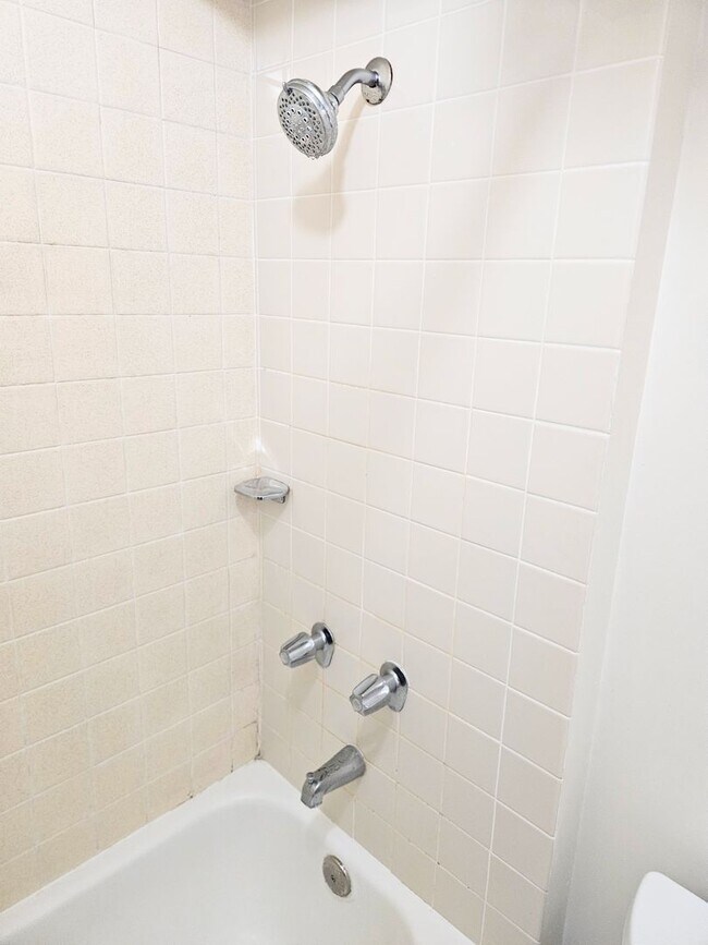 Building Photo - Maikiki Studio, 1 Parking Condominium in the Luna-Liho Towers Close to Punahou School