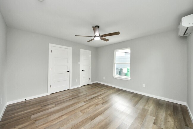 Building Photo - 1218 Des Jardines St