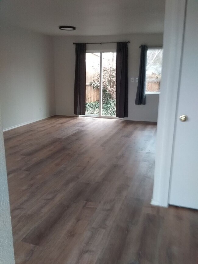 Building Photo - roy2016