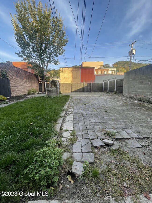 Building Photo - 198 4th St