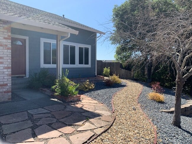 Building Photo - Available Now ~ Beautiful 4 bed/3 bath Home in Novato ~ Views ~ 2 Level