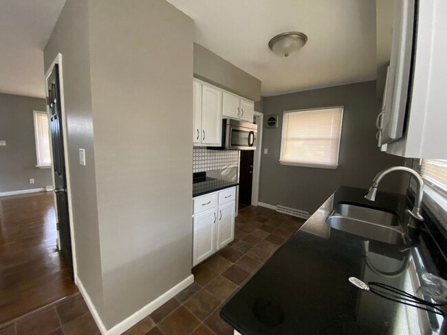 Building Photo - 3 Bedroom 2 Bath Single Family Home!  Gara...