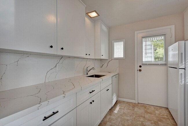 Building Photo - 4bd/1.75ba Seattle House