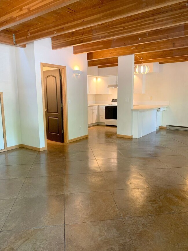 Building Photo - 209 W Mulberry St