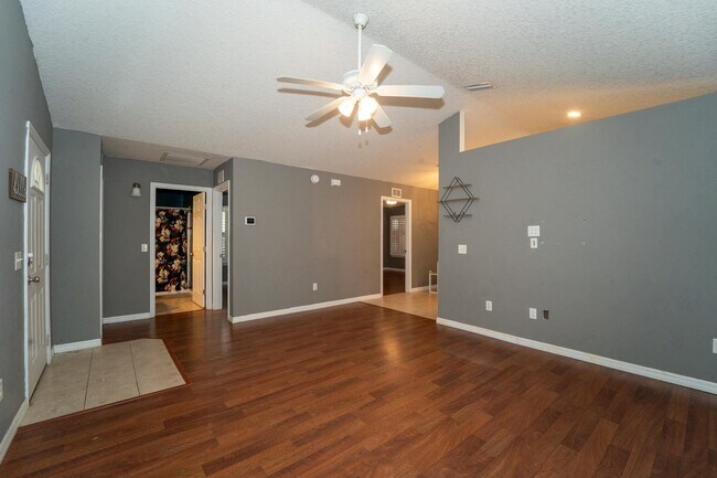 Building Photo - 841 Helen St