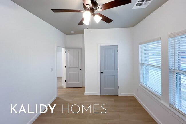 Building Photo - 12504 SW 12th St