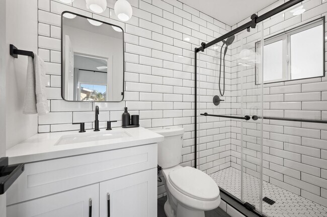 Building Photo - Newly Remodeled and Fully furnished- Missi...