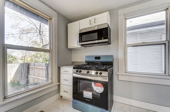 Building Photo - Two Bed, One Bath in Dayton!