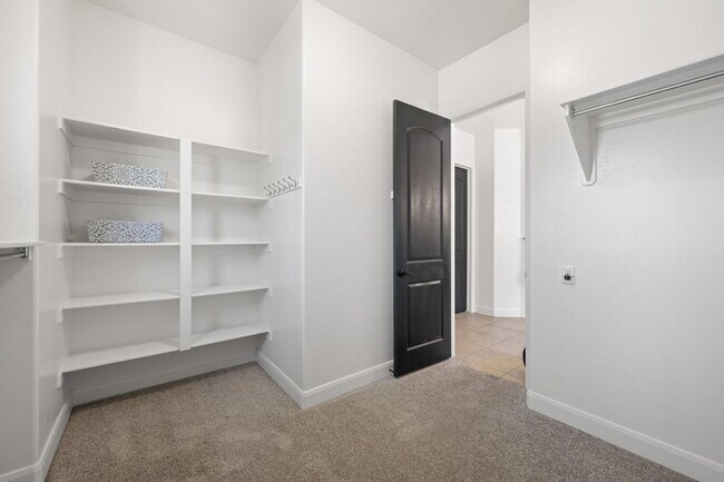Building Photo - 6 Bed, 4 Bath with RV Parking and No HOA in Sycamore — Available Now!