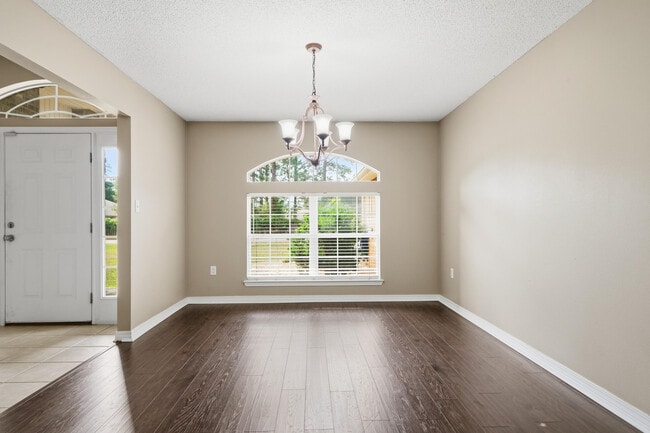 Building Photo - 2490 Pepper Dr