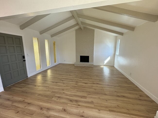 Building Photo - Beautiful 2 Bedroom 1 Bathroom for Rent in...