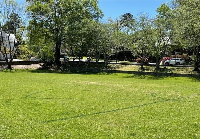 Building Photo - 2684 Birchwood Dr NE