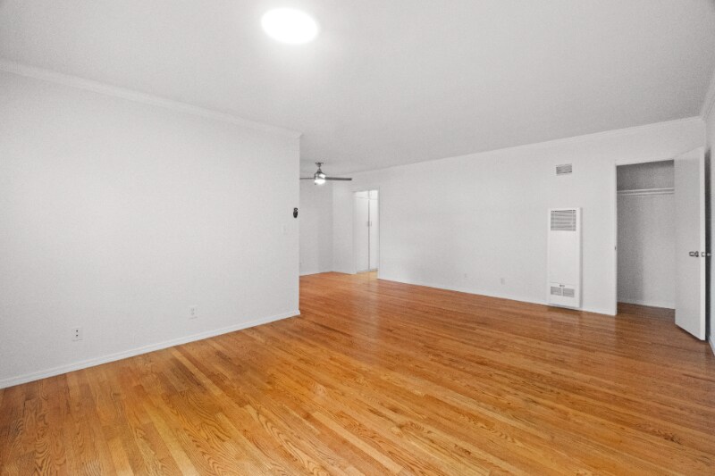 Building Photo - 2001 Beachwood Dr