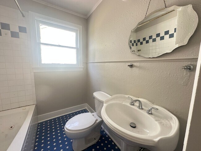 Building Photo - Super cute and close to Querbes Park....