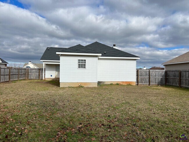 Building Photo - 105 Sark Dr