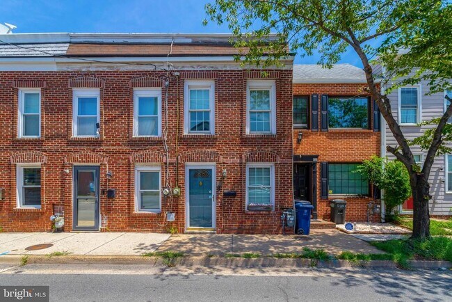 Building Photo - 619 N Henry St