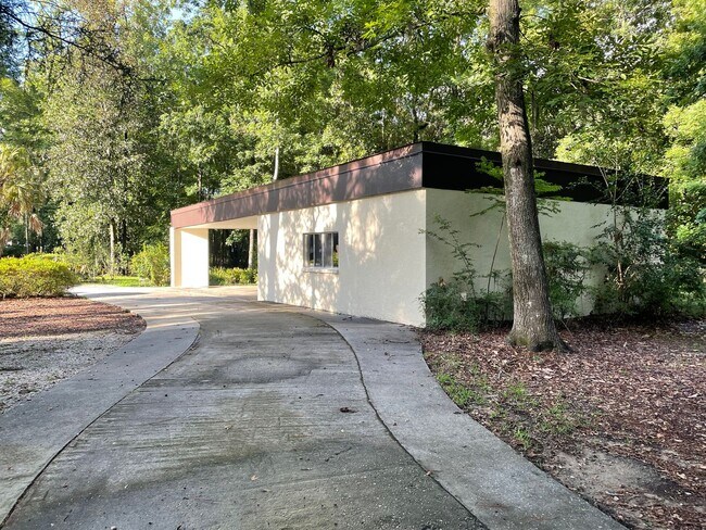 Building Photo - Mid-Century Modern Oasis on 5+ Acres – Pri...