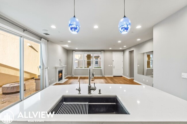 Building Photo - Highly Upgraded 4 Bed, 4.5 Bath Condo Available in Pacific Shores!