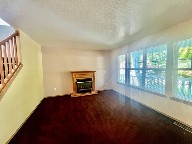 Building Photo - Well Maintained and Spacious 4 Bed