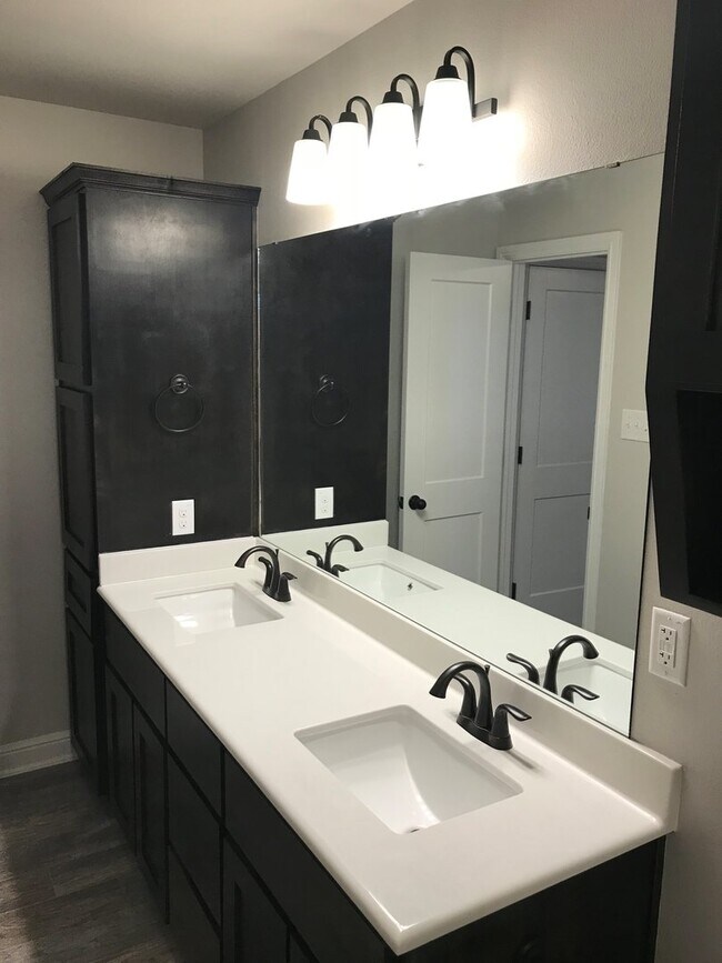 Building Photo - 2 bed/2 bath Duplex near Bunny Trail