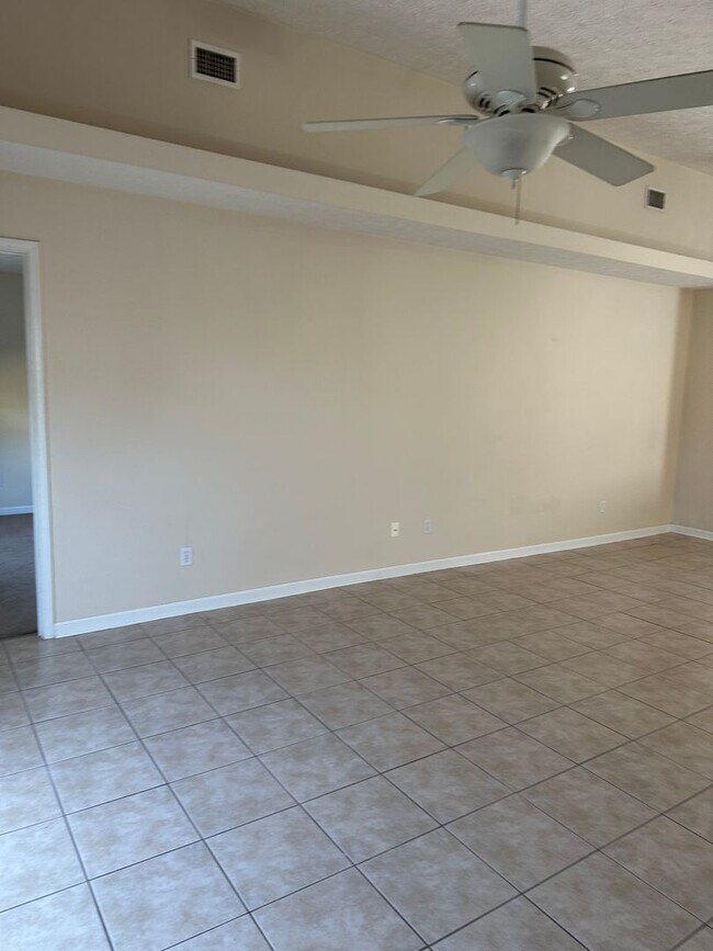 Building Photo - 3 Bed 2 Bath located in the Palm Cove Community!