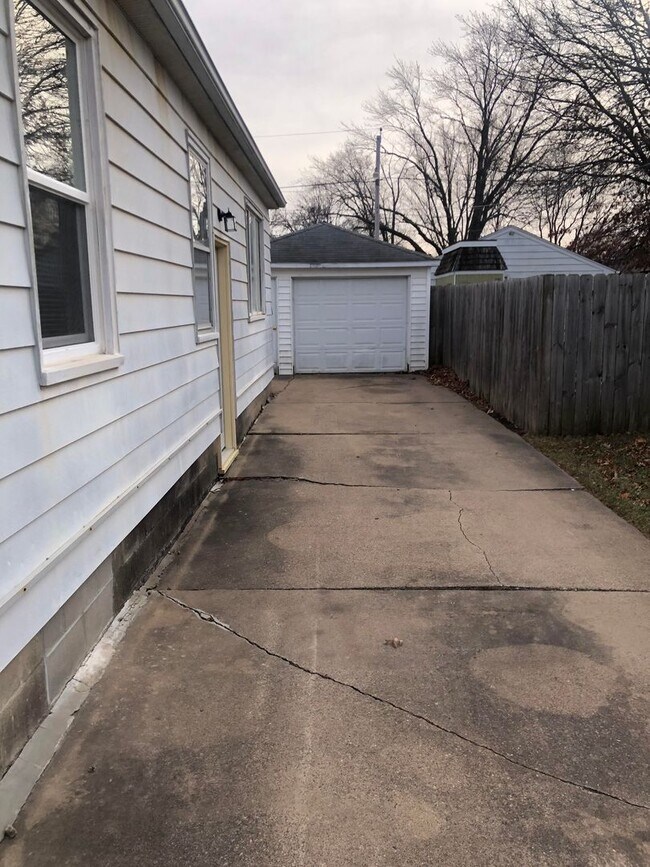Building Photo - 2 Bed/1 Bath House for rent! SHOWINGS STARTING 7/27/26!