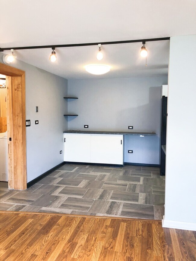 Building Photo - 923 Sagamore Dr