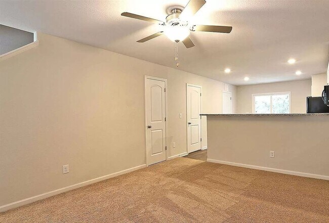 Building Photo - Newer Townhome for Lease – 2 Primary Suites + Open Layout