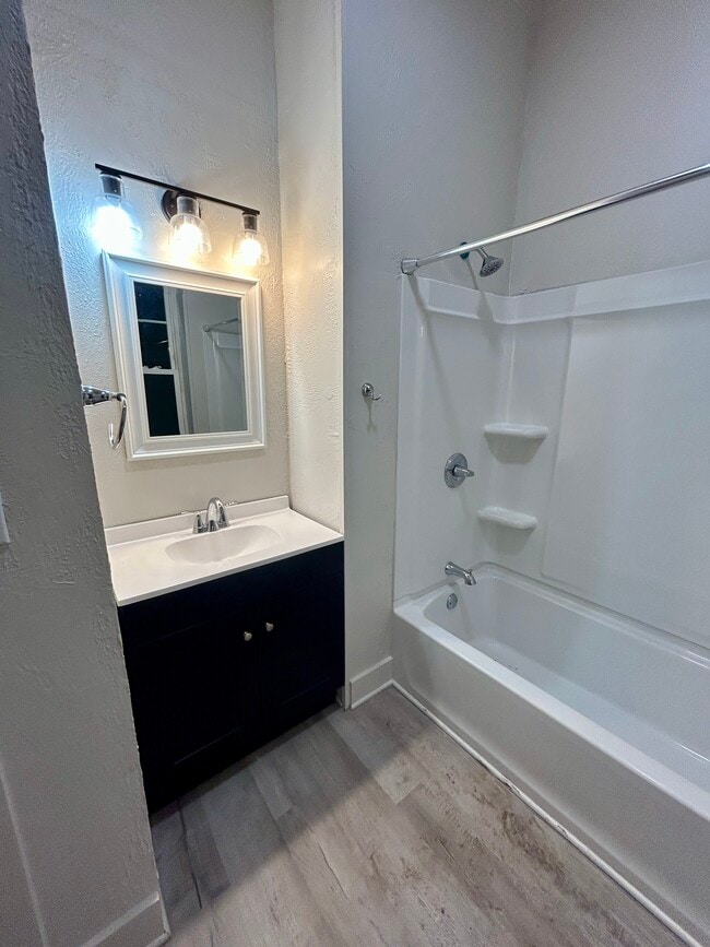 Building Photo - 618 Woodlawn Ave