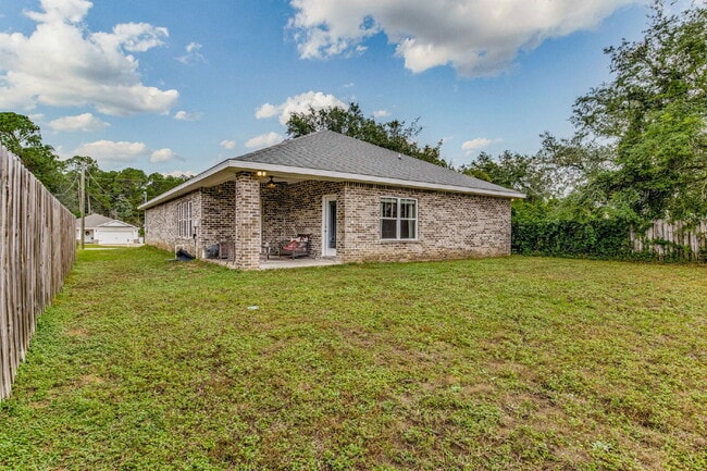 Building Photo - This beautifully maintained 3-bedroom, 2-bathroom residence offers the perfect blend of comfort, ...