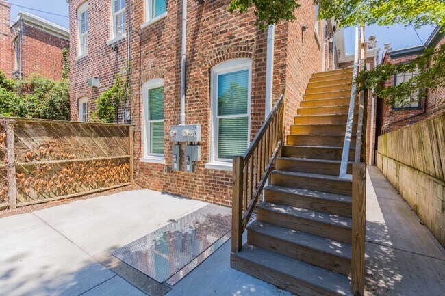 Building Photo - 1121 West Ave