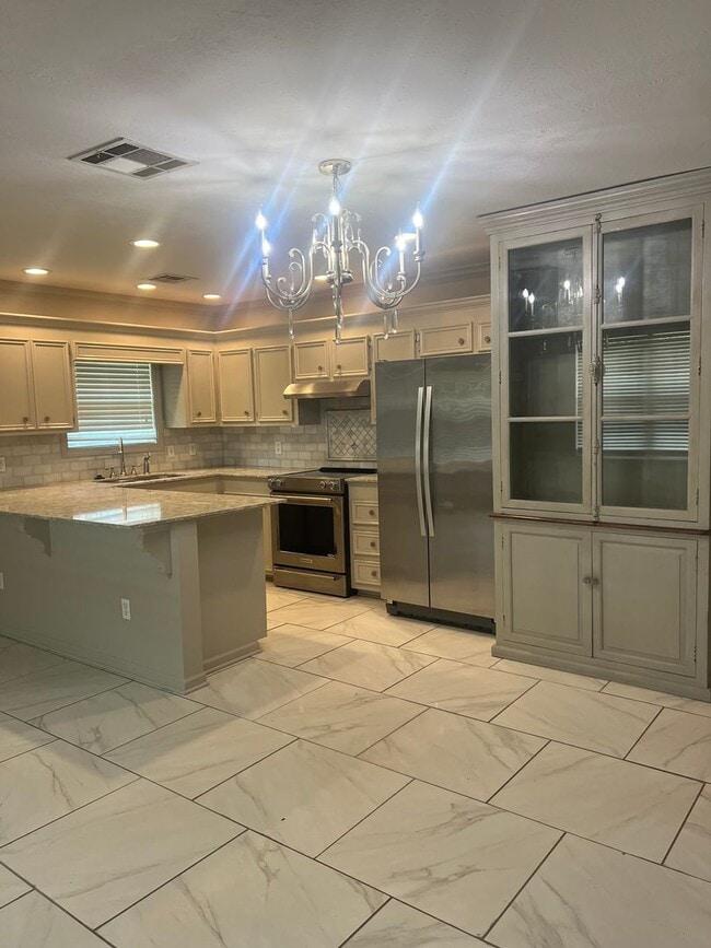 Building Photo - 2 Bedroom 2 bath Duplex for rent