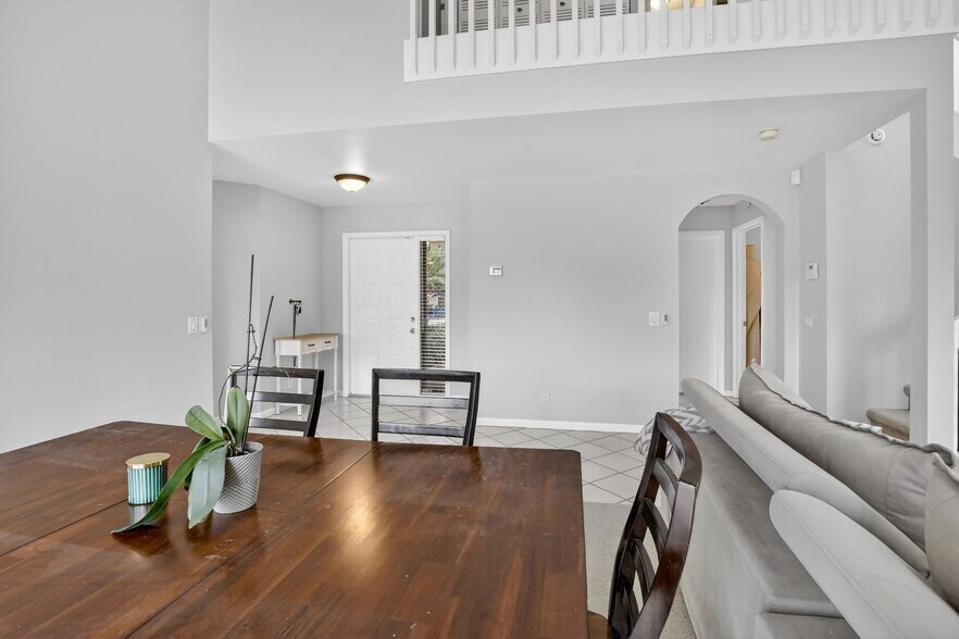 Building Photo - 9481 Oak Grove Cir