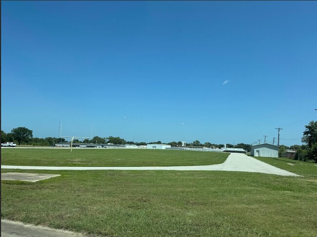 Building Photo - 4 Bed, 2 Bath Home - Apply Today!