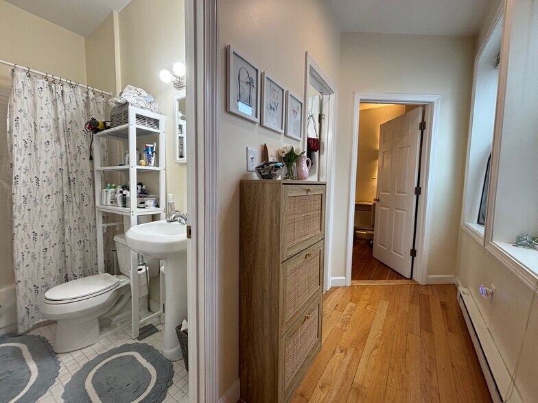 Building Photo - 8 Grove St