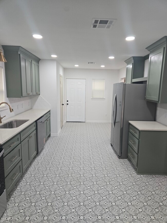 Building Photo - 415 N 23rd St