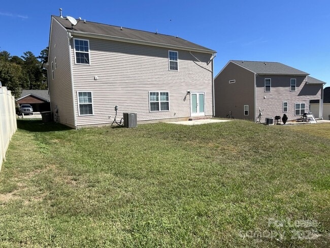 Building Photo - 242 Summit Park Ct