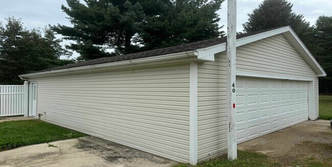 Building Photo - 40 Deep Lake Rd
