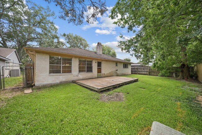 Building Photo - 16306 Forest Bend Ave