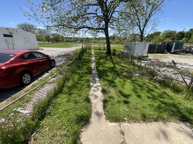 Building Photo - 516 E Boundary Ave