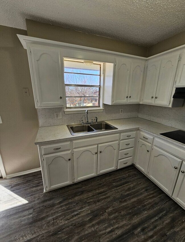 Building Photo - 4 Bedroom House Available in OKC