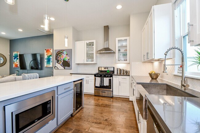 Building Photo - 2010 St Charles St