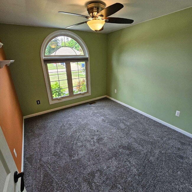 Building Photo - 3 Bedroom, 2 Bathroom Brick Ranch w/ Overs...