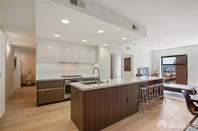 Building Photo - 1080 Sutter St