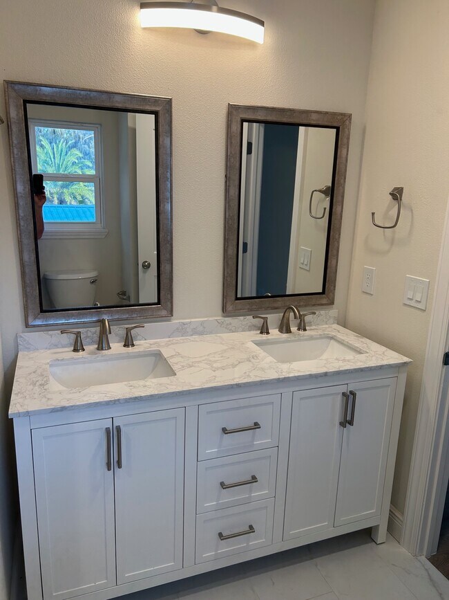 Building Photo - 206 W Fox St