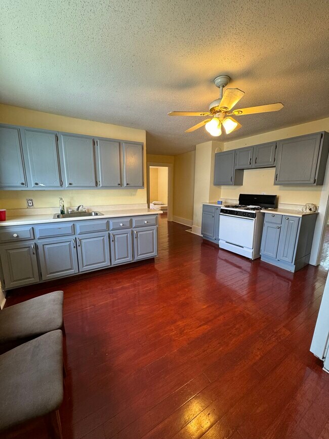 Building Photo - 511 Roberts St