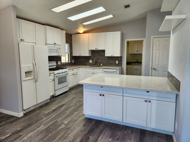 Building Photo - Stunning 3 bed / 2 bath Solar Home in Desi...