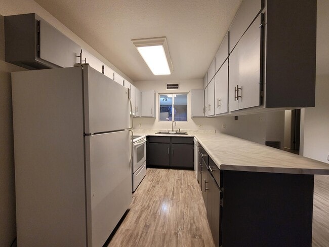 Building Photo - 3030 S Rainbow Ave