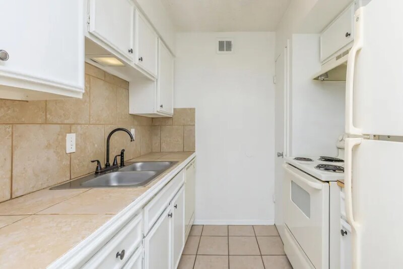 Building Photo - 4645 Ocean Dr