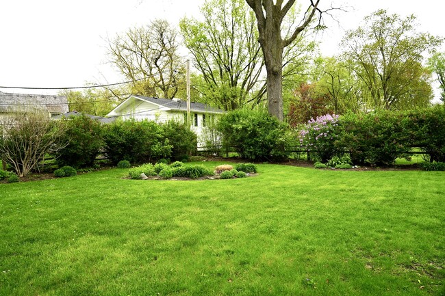 Building Photo - 211 Sandalwood Dr